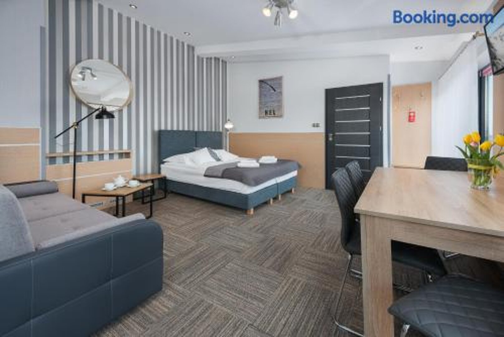 Apartament 4-osobowy nr 304 (trzecie piętro, w prawo wysiadając z windy)