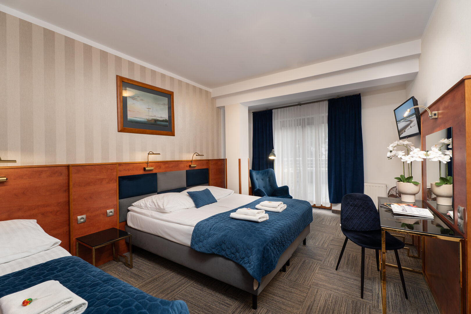 POK&Oacute;J TRZYOSOBOWY Z BALKONEM nr 104 (pierwsze piętro)