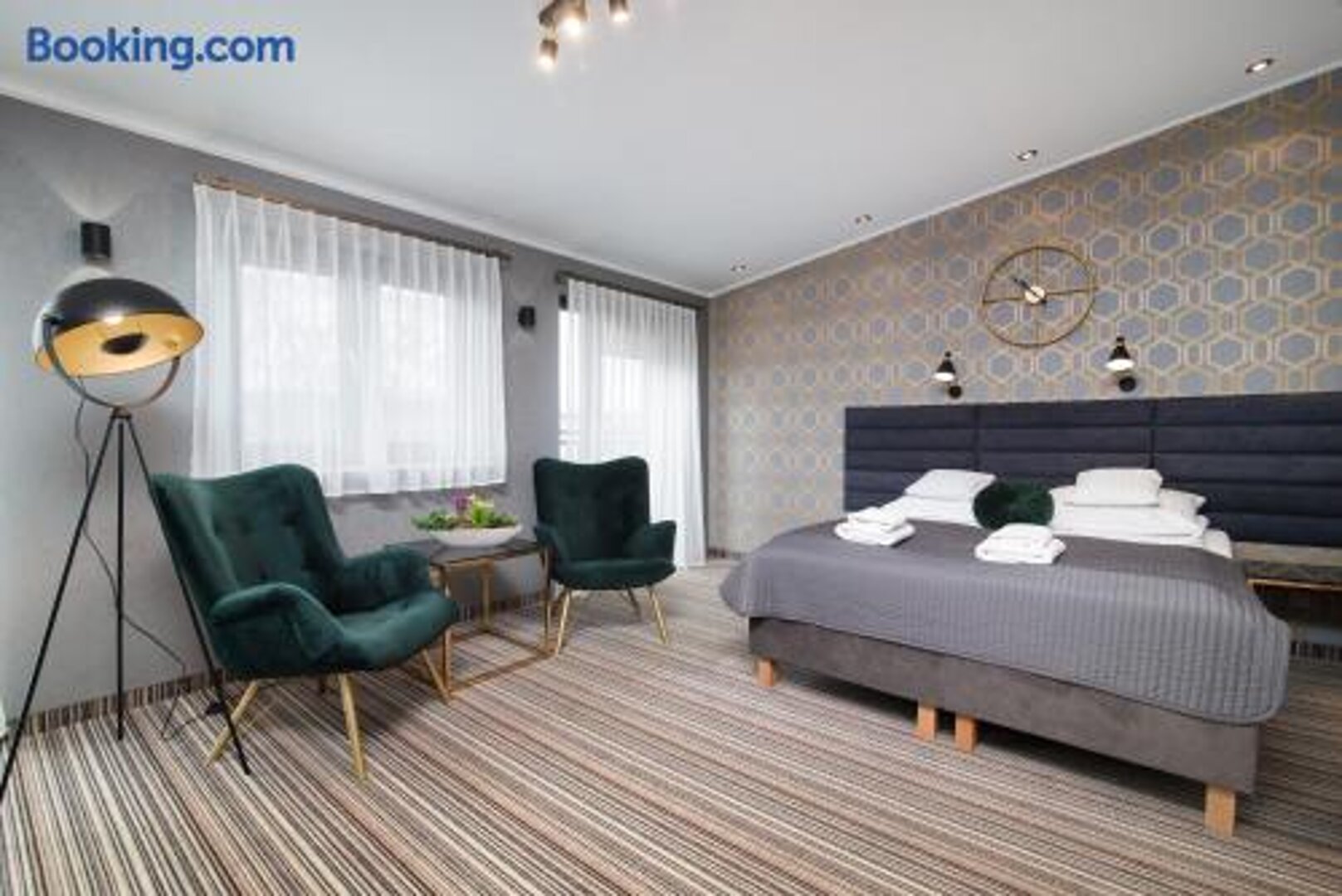 Apartament 4-osobowy nr 303 (trzecie piętro, w prawo wysiadając z windy)